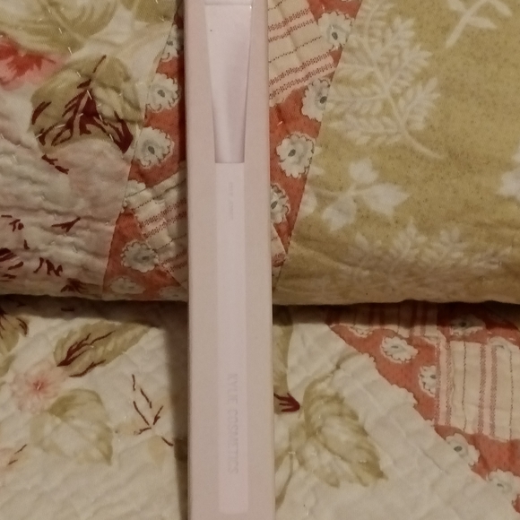 Kylie Pink Wing Eyeliner Brush - Picture 1 of 5